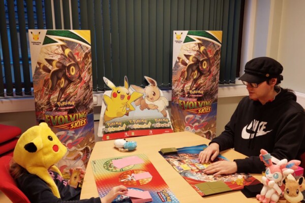 To personer spiller Pokémon-kort