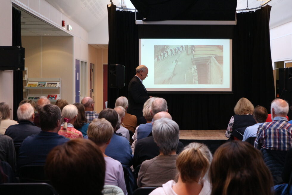 Mann viser bilder på PowerPoint