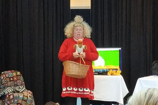 Dame med kjole og korg i hendene