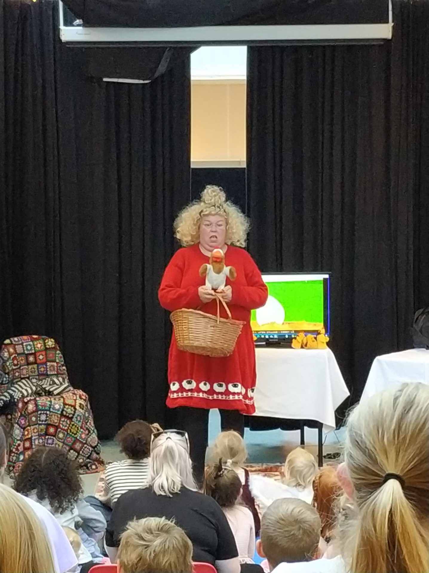 Dame med kjole og korg i hendene