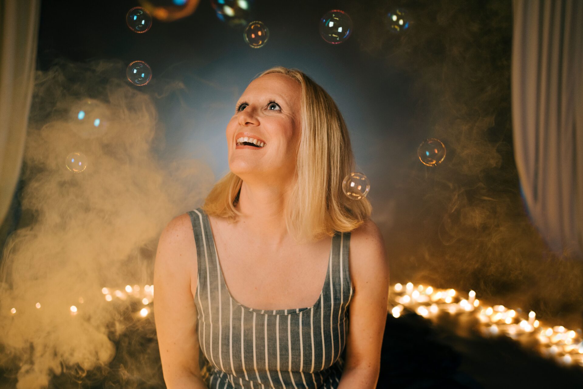 Foto av dame som ser på såpebobler