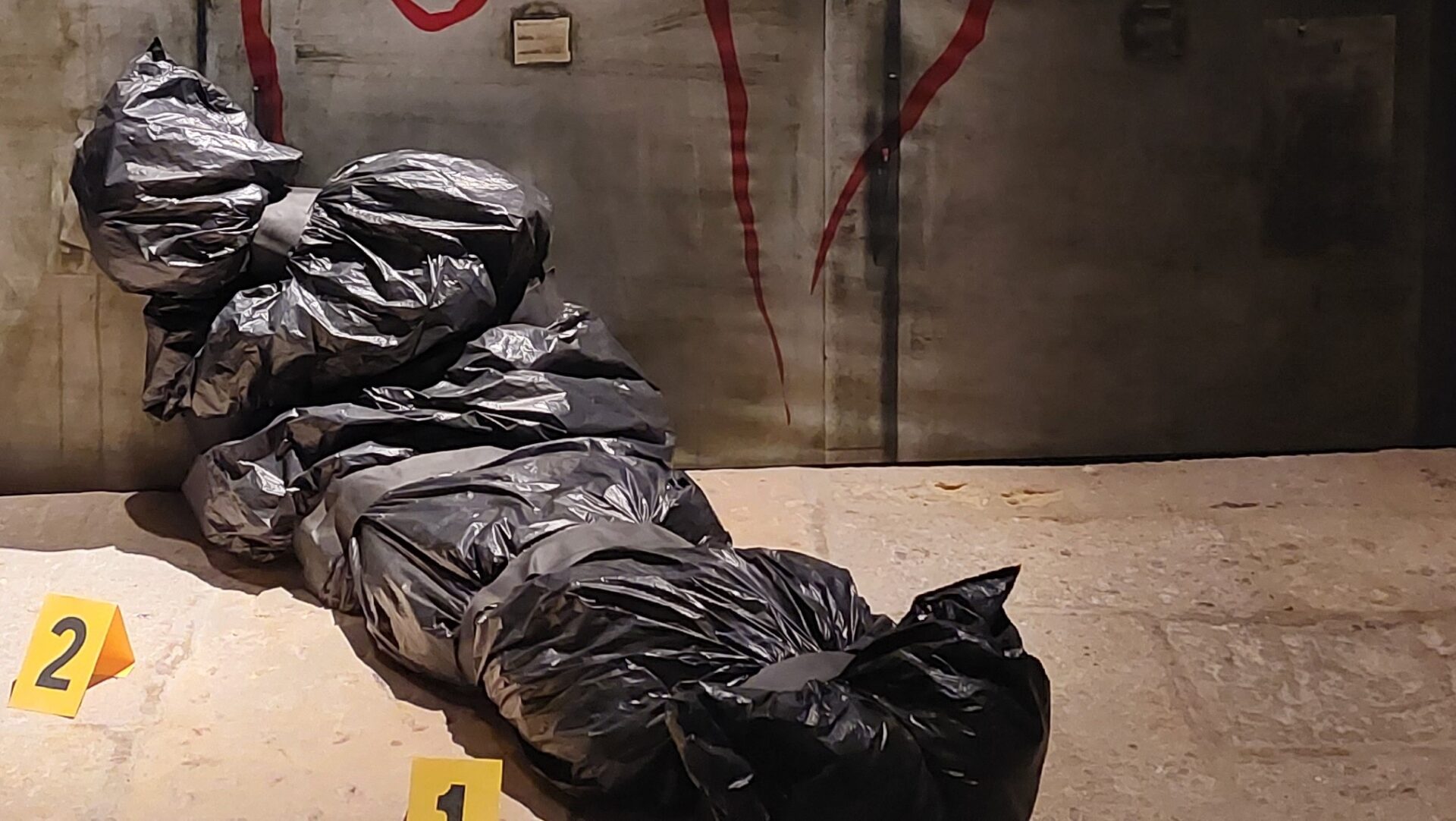 Svarte søppelsekker formet slik at det ser ut som om det en person inni.
