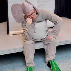 Foto av mann utkledd som elefant