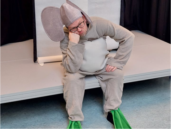 Foto av mann utkledd som elefant