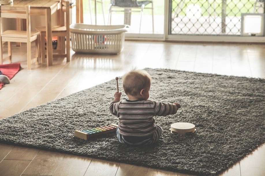 Foto av baby med rytmeinstrumenter