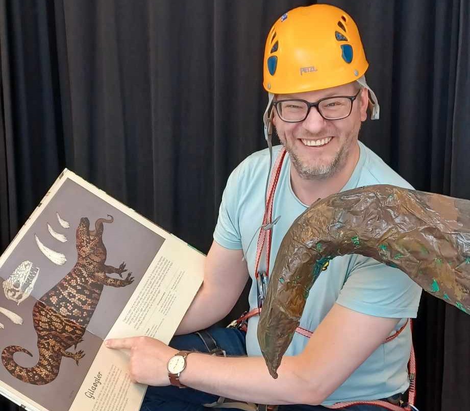 Foto av mann utkledd som grotteforsker