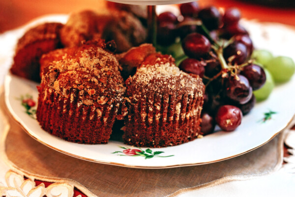 Foto av muffins og druer