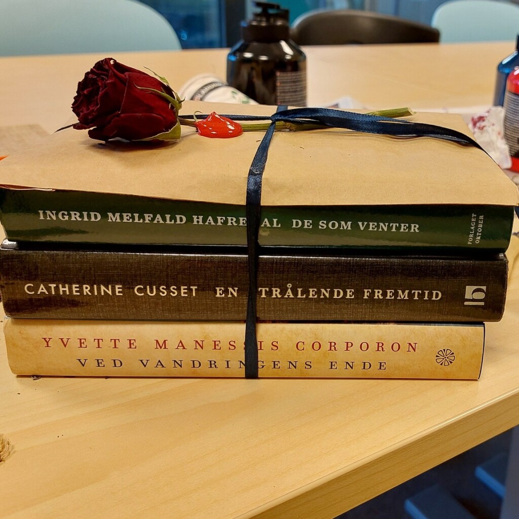 Foto av bøker og tørket rose