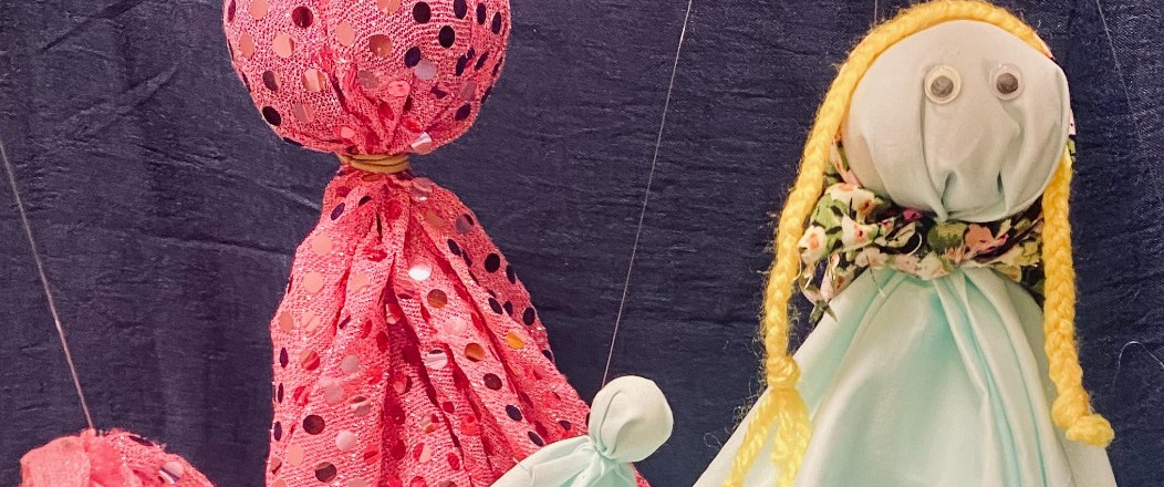 To teaterdukker laget av lommetørkler