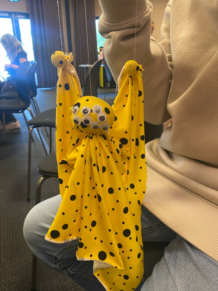 Foto av dukke laget av et tøystykke.
