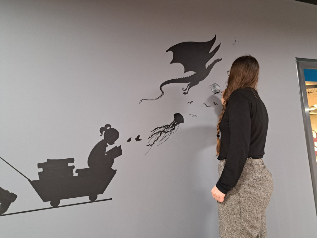 Foto av kunstverket og kunstneren som maler.