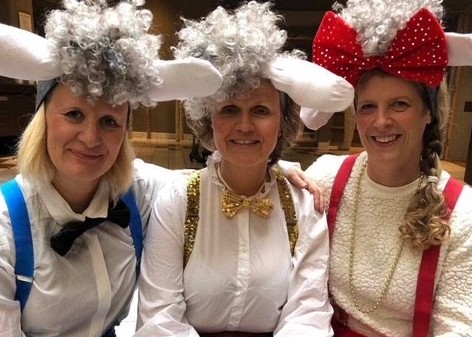 Foto av tre kvinner utkledd som sauer.