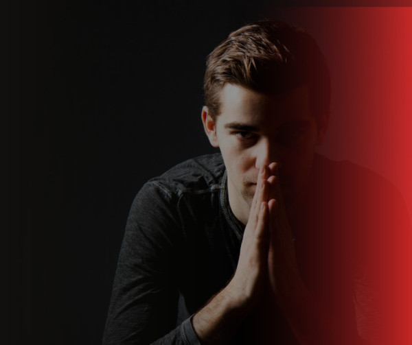 Illustrasjonsbilde av en alvorlig eller trist mann som ser mot kamera.