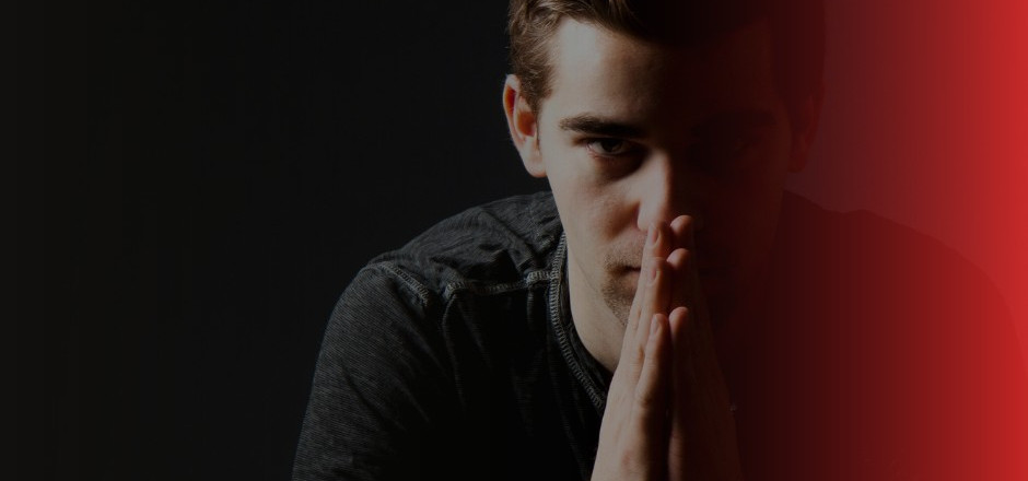 Illustrasjonsbilde av en alvorlig eller trist mann som ser mot kamera.