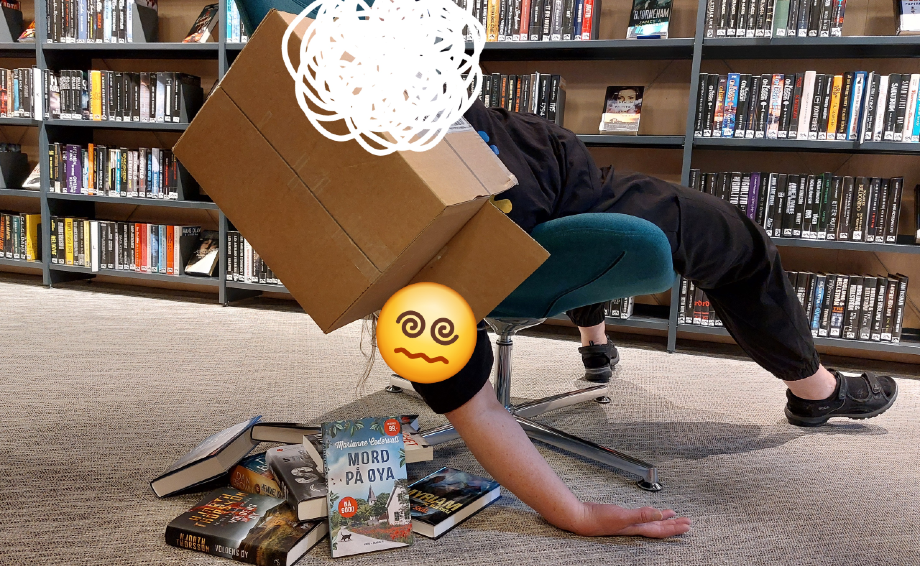 Foto av person som halvveis ligger i en stol med hodet i en pappeske og med en haug krimbøker på gulvet.
