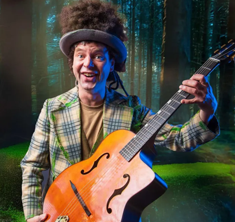 Foto av mann med gitar.