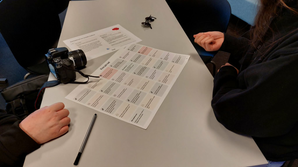 Foto av to personer og et bingoark.