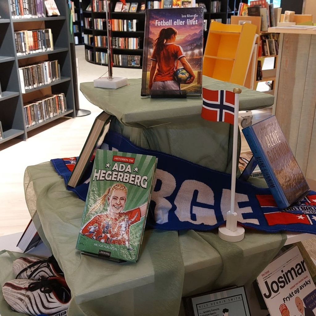 Foto av utstilte bøker.